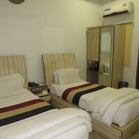 Oyo 1358 Hotel Crossroad ラクナウ エクステリア 写真