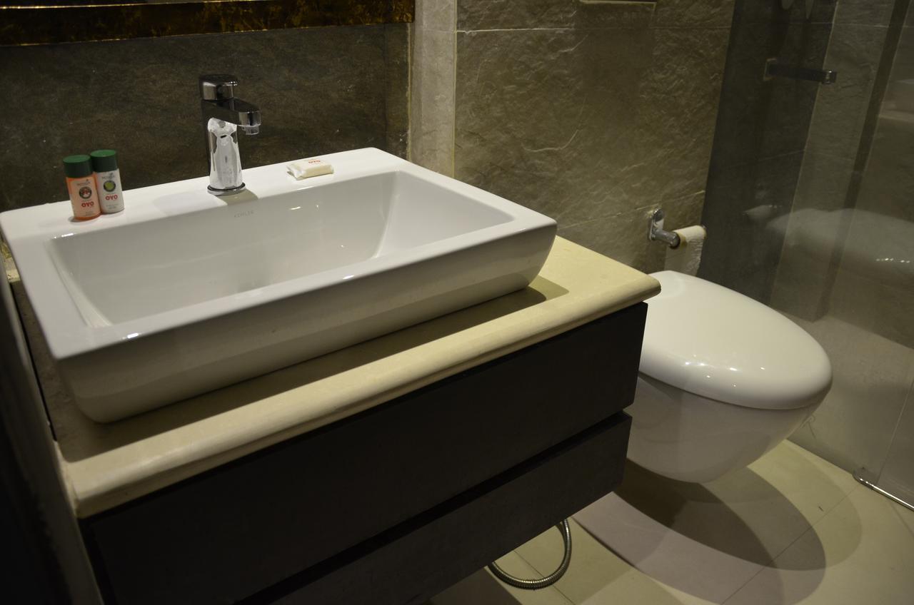 Oyo 1358 Hotel Crossroad ラクナウ エクステリア 写真