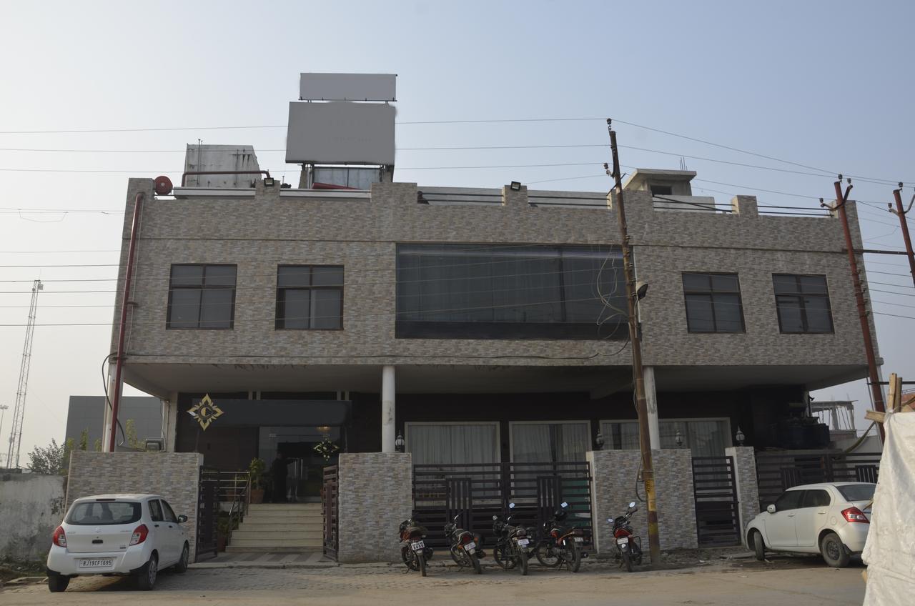 Oyo 1358 Hotel Crossroad ラクナウ エクステリア 写真