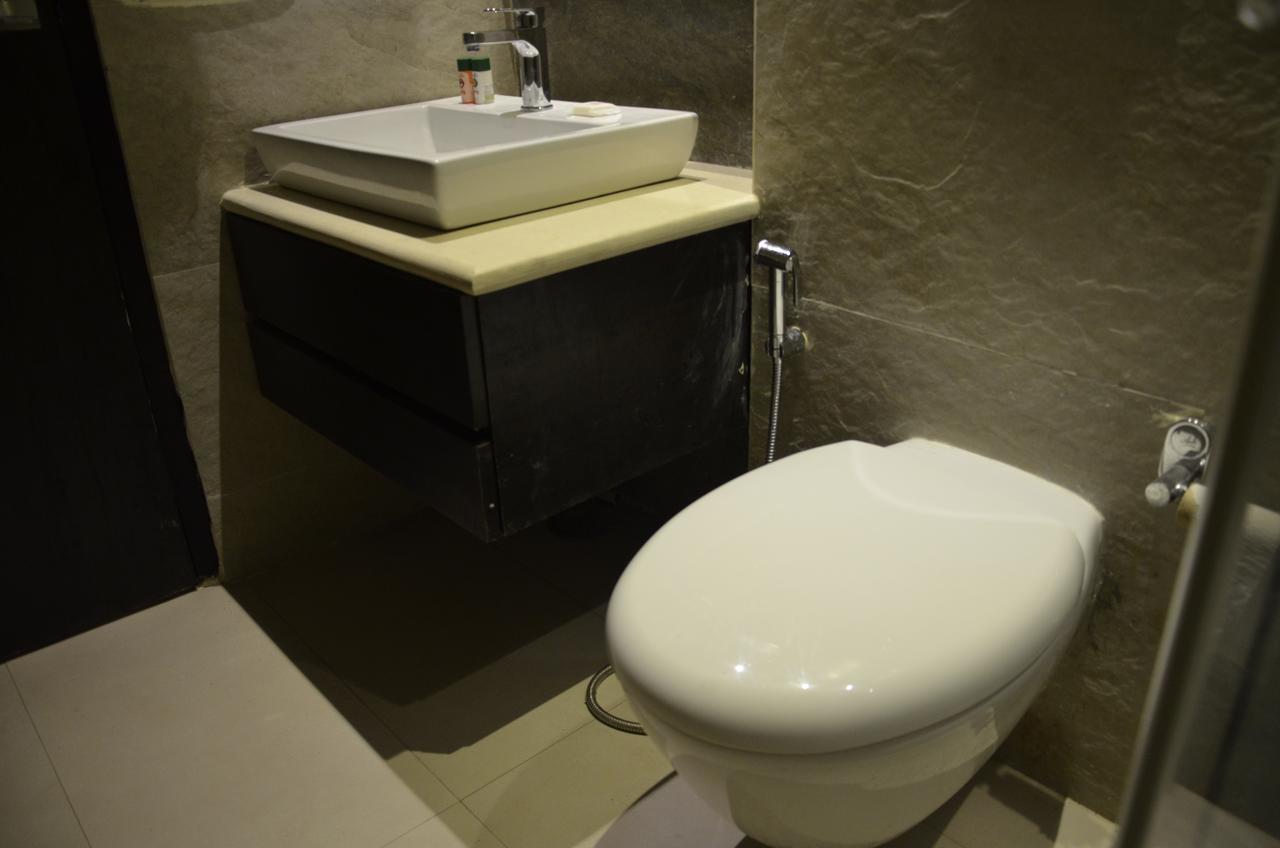Oyo 1358 Hotel Crossroad ラクナウ エクステリア 写真