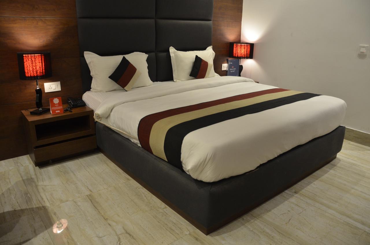 Oyo 1358 Hotel Crossroad ラクナウ エクステリア 写真