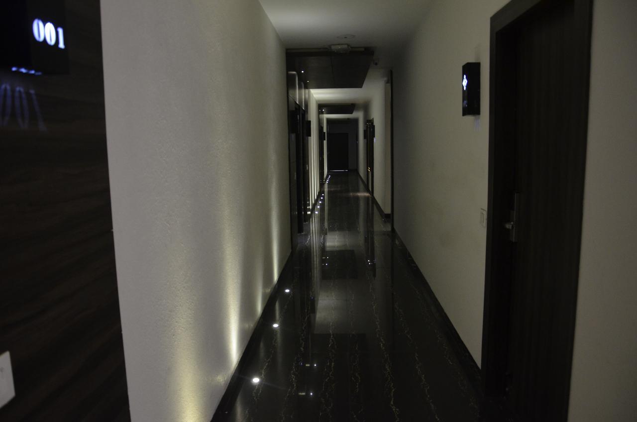Oyo 1358 Hotel Crossroad ラクナウ エクステリア 写真