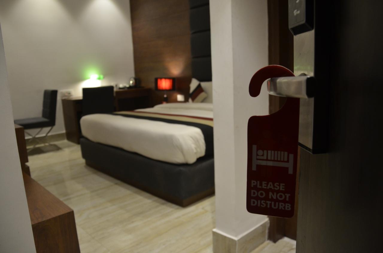 Oyo 1358 Hotel Crossroad ラクナウ エクステリア 写真