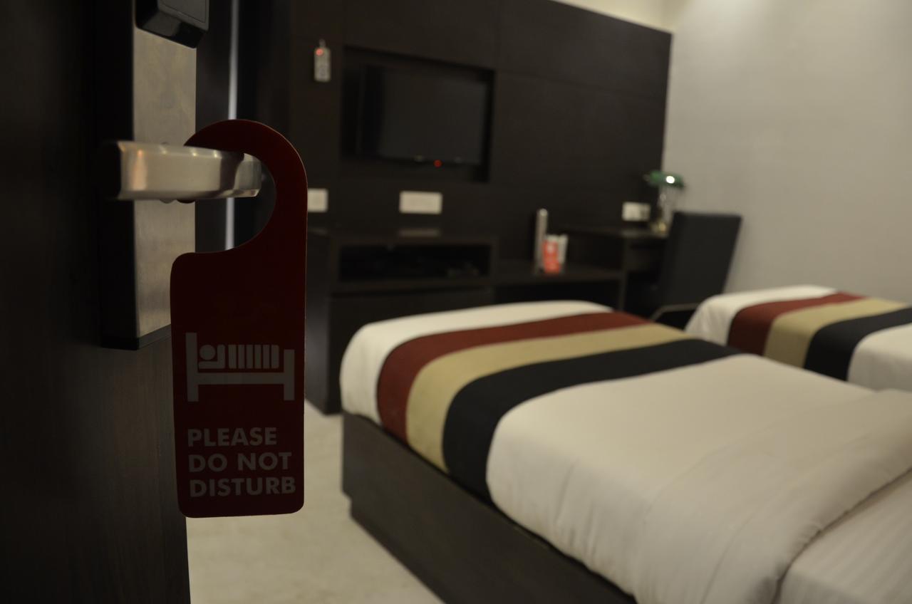 Oyo 1358 Hotel Crossroad ラクナウ エクステリア 写真