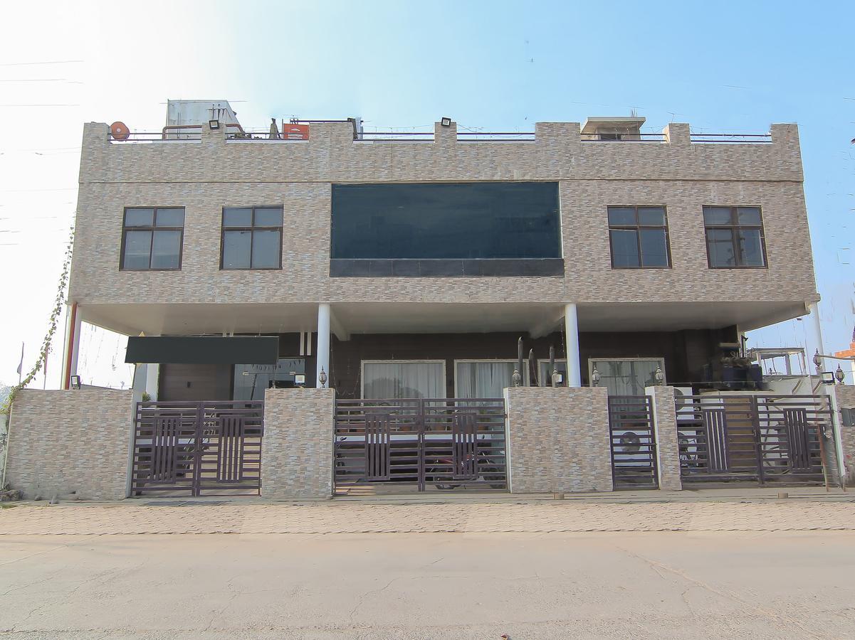 Oyo 1358 Hotel Crossroad ラクナウ エクステリア 写真