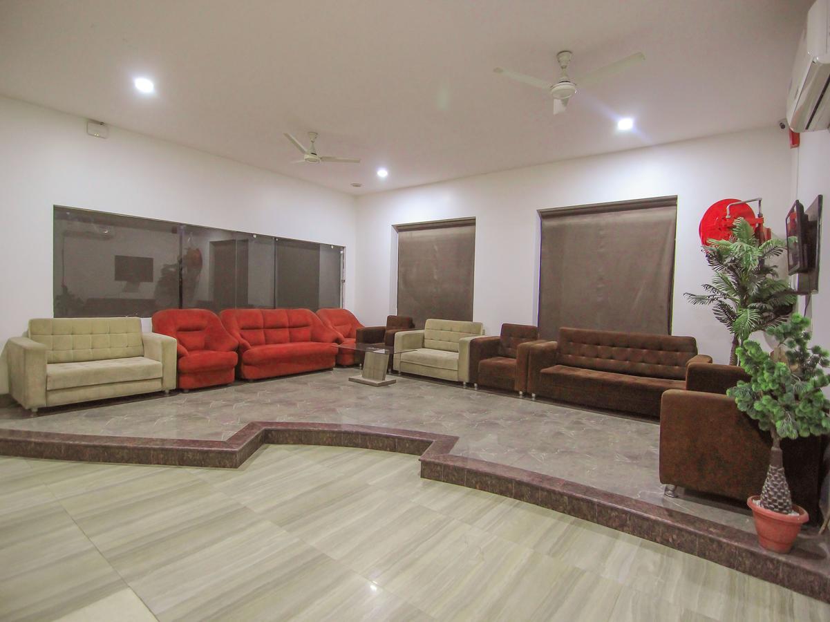 Oyo 1358 Hotel Crossroad ラクナウ エクステリア 写真