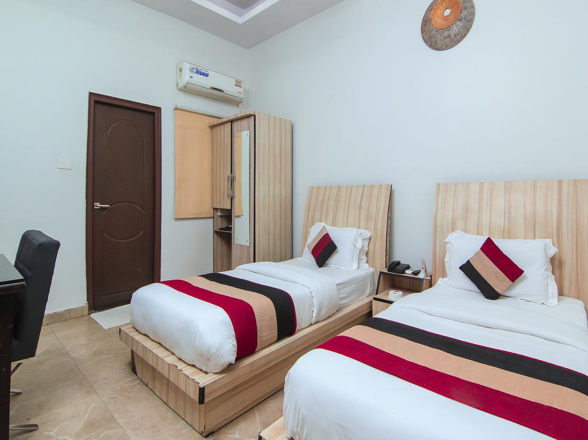 Oyo 1358 Hotel Crossroad ラクナウ エクステリア 写真