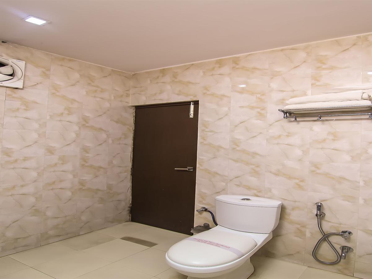 Oyo 1358 Hotel Crossroad ラクナウ エクステリア 写真