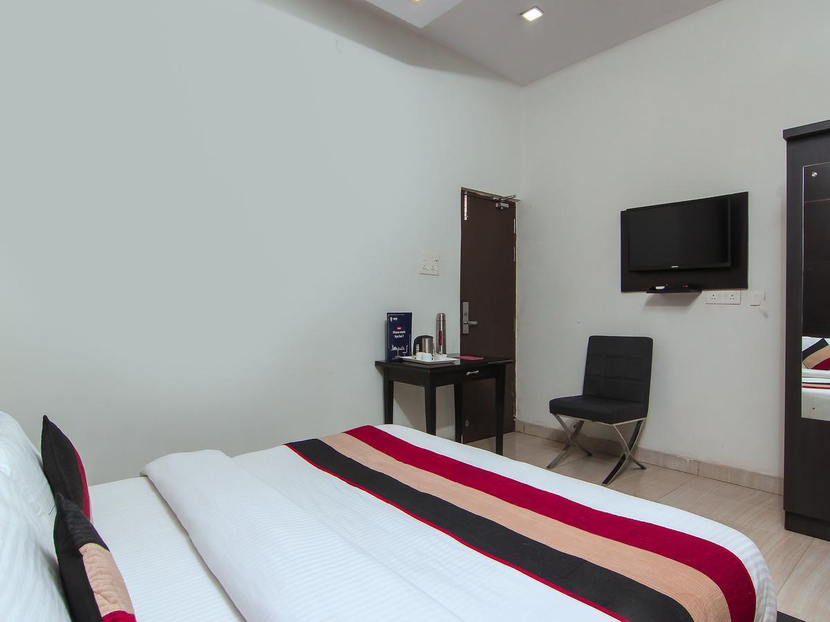 Oyo 1358 Hotel Crossroad ラクナウ エクステリア 写真