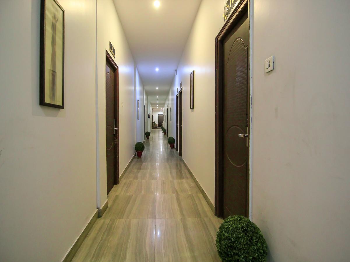 Oyo 1358 Hotel Crossroad ラクナウ エクステリア 写真