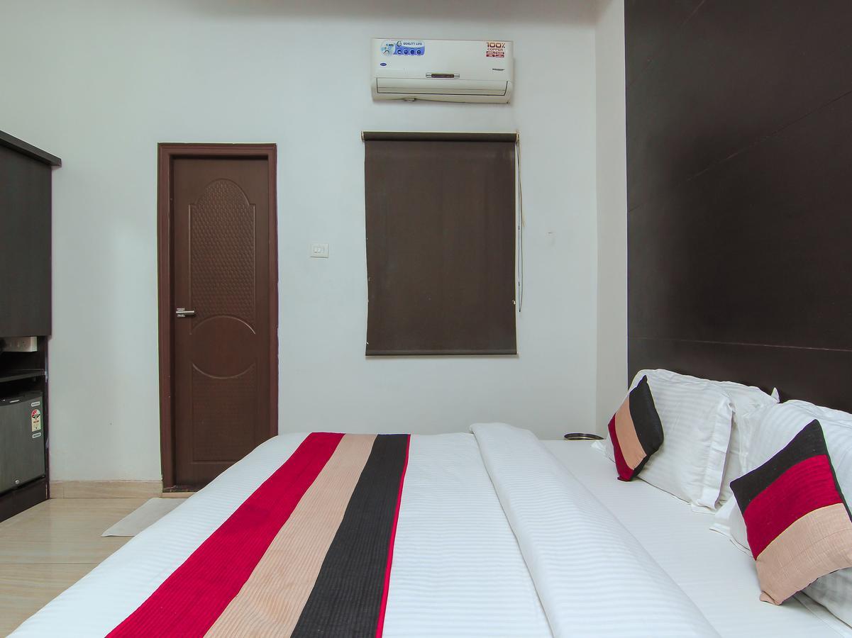 Oyo 1358 Hotel Crossroad ラクナウ エクステリア 写真