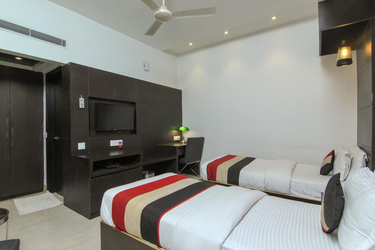 Oyo 1358 Hotel Crossroad ラクナウ エクステリア 写真