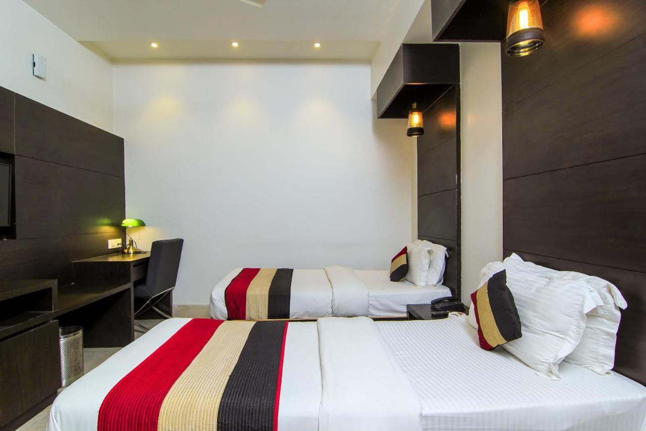 Oyo 1358 Hotel Crossroad ラクナウ エクステリア 写真