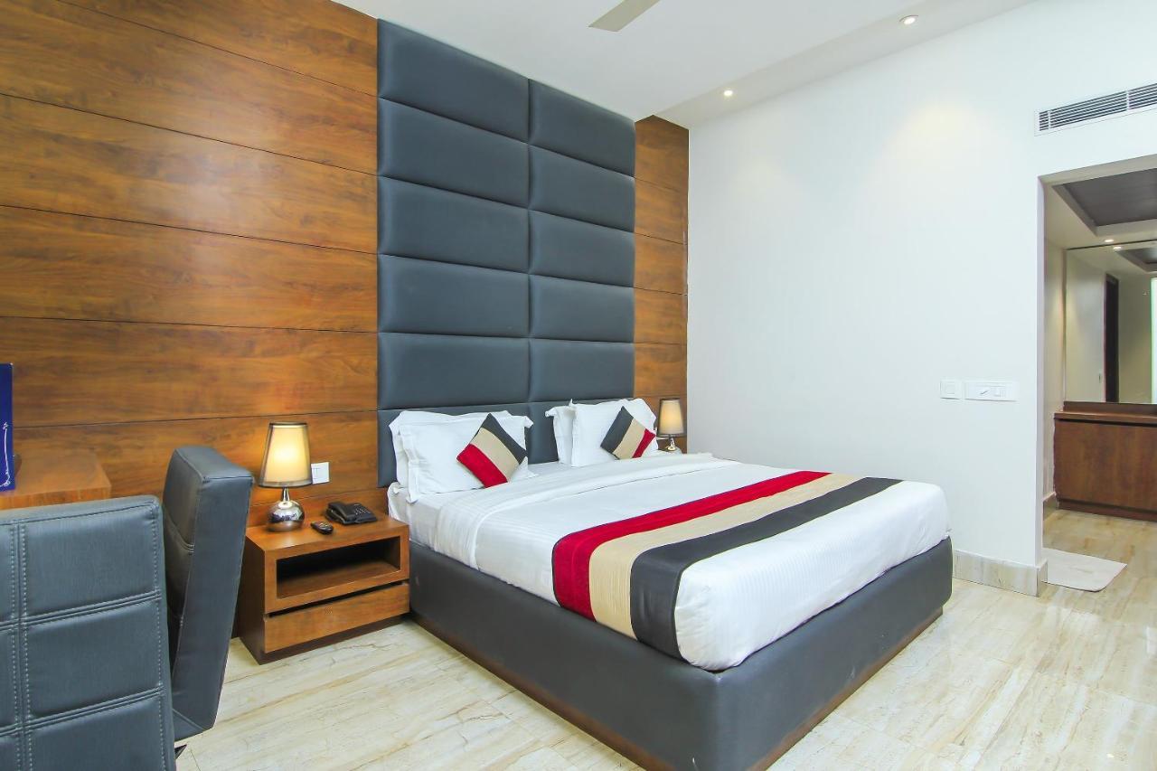 Oyo 1358 Hotel Crossroad ラクナウ エクステリア 写真