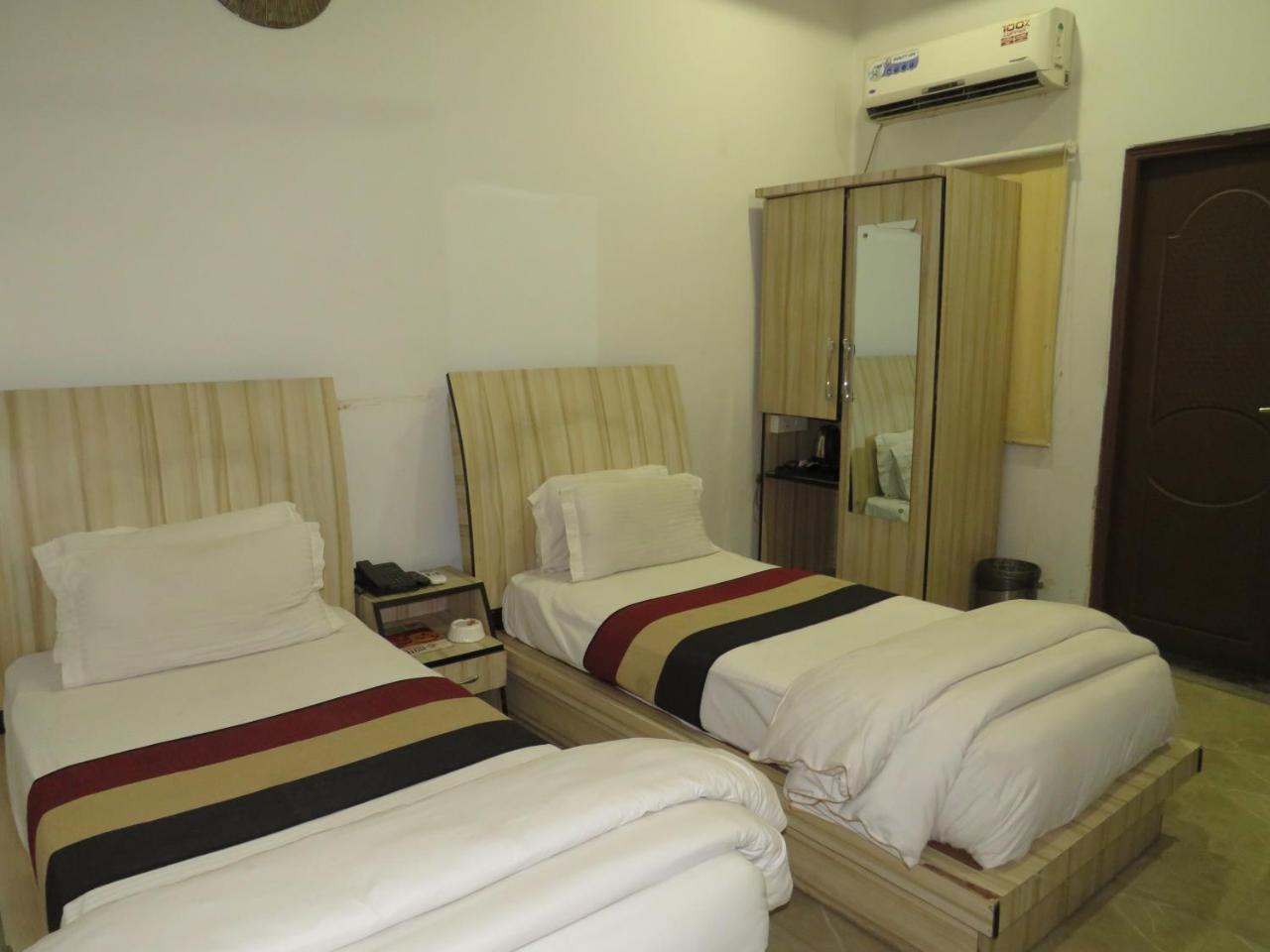 Oyo 1358 Hotel Crossroad ラクナウ エクステリア 写真