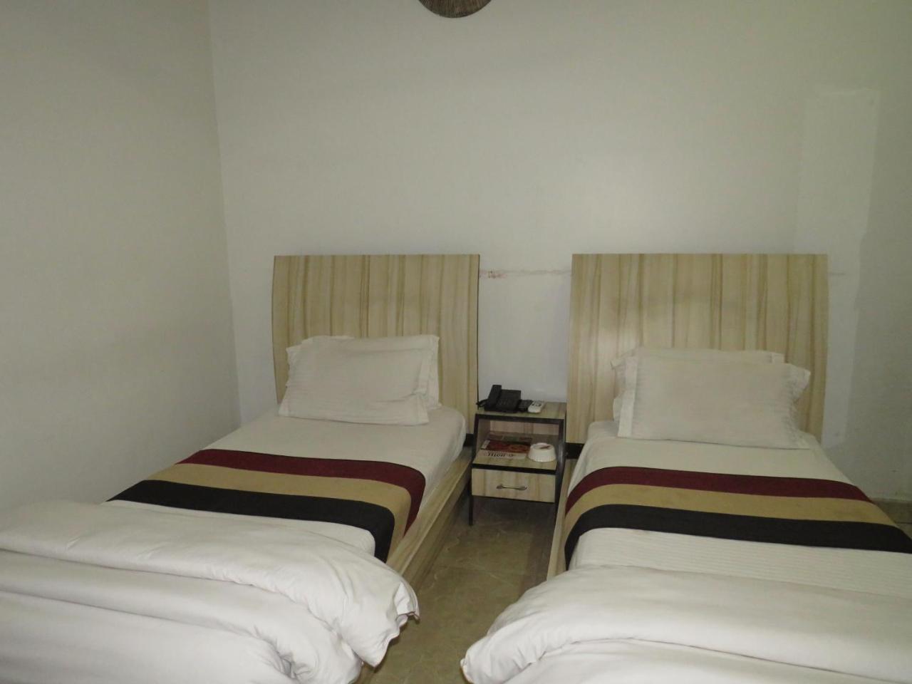 Oyo 1358 Hotel Crossroad ラクナウ エクステリア 写真