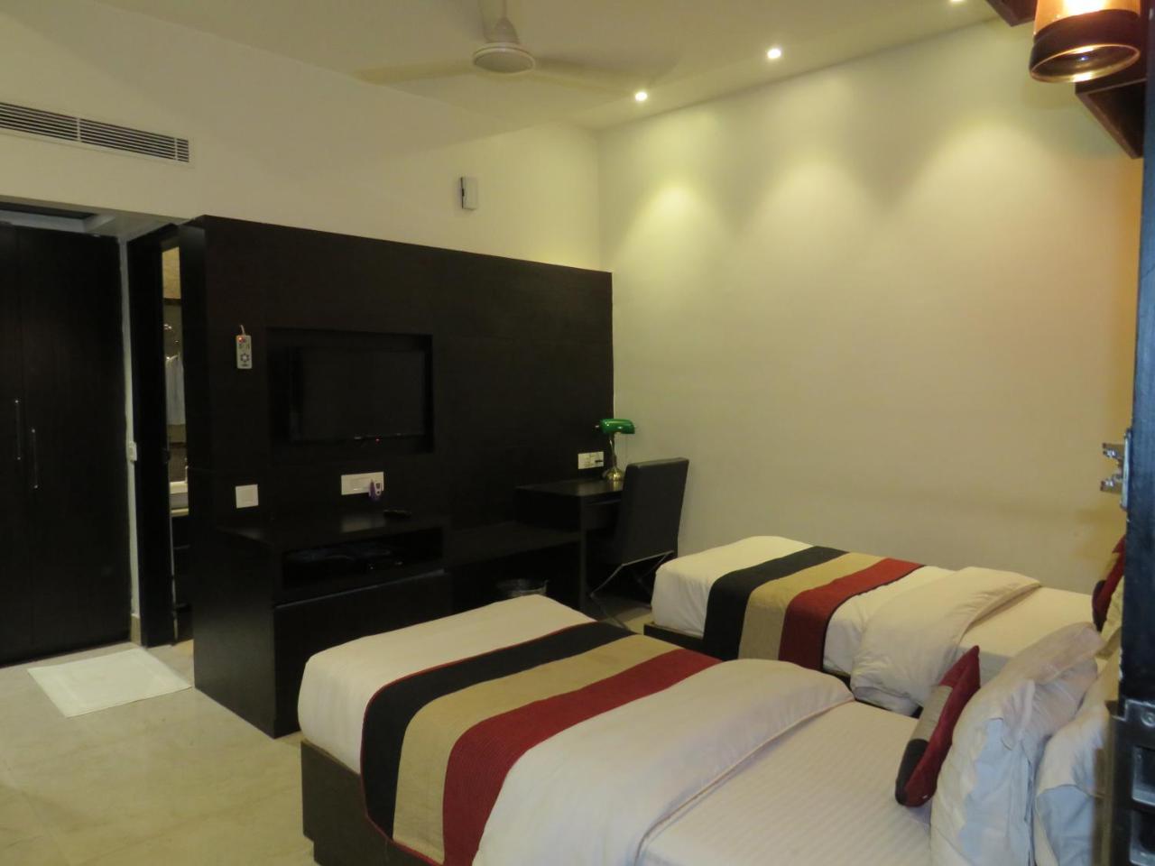 Oyo 1358 Hotel Crossroad ラクナウ エクステリア 写真